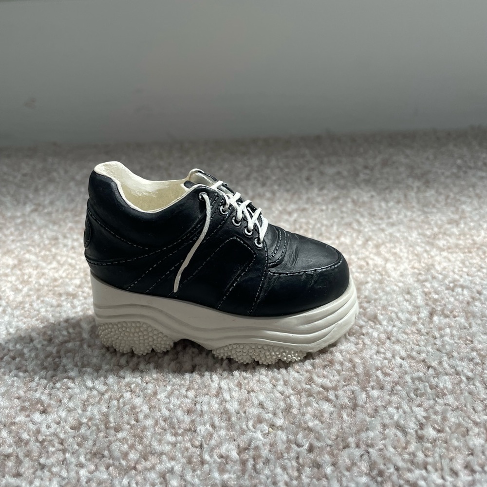 Just The Right Shoe: Sneaker
